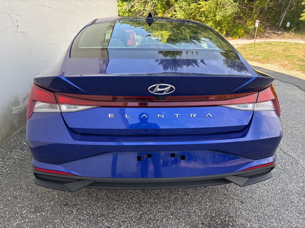 2022 Hyundai Elantra SEL photo 3