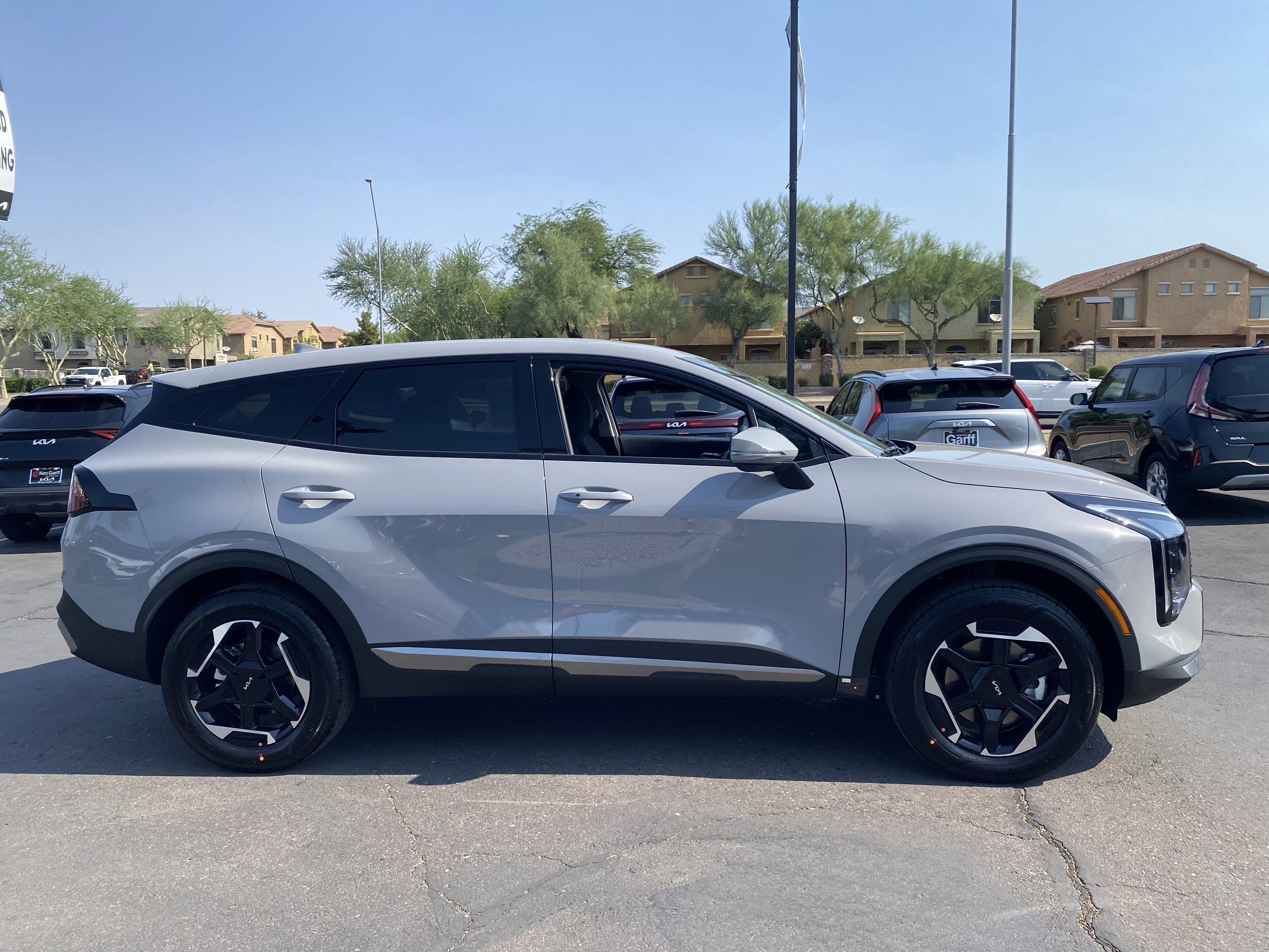 2026 Kia Sportage Hybrid S photo 2