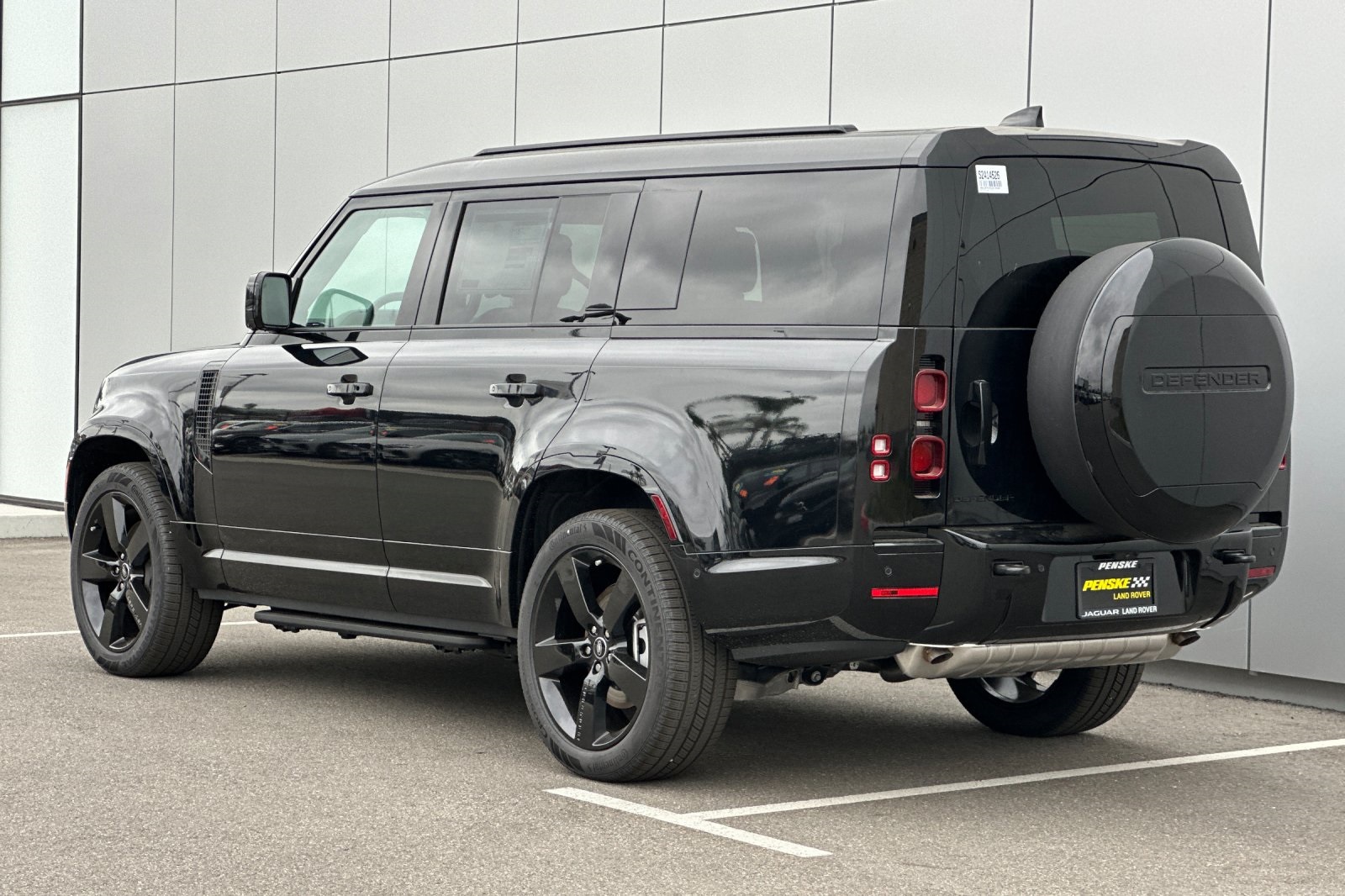 2025 Land Rover Defender 130 X-Dynamic SE photo 4
