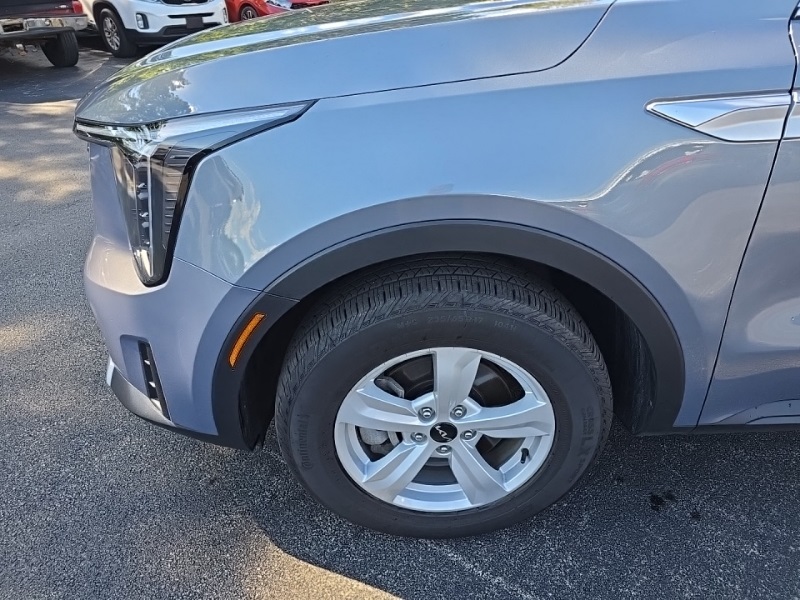2024 Kia Sorento LX photo 9