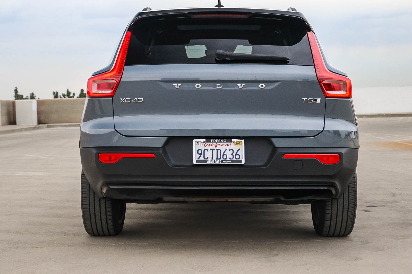 2022 Volvo XC40 R-Design photo 6