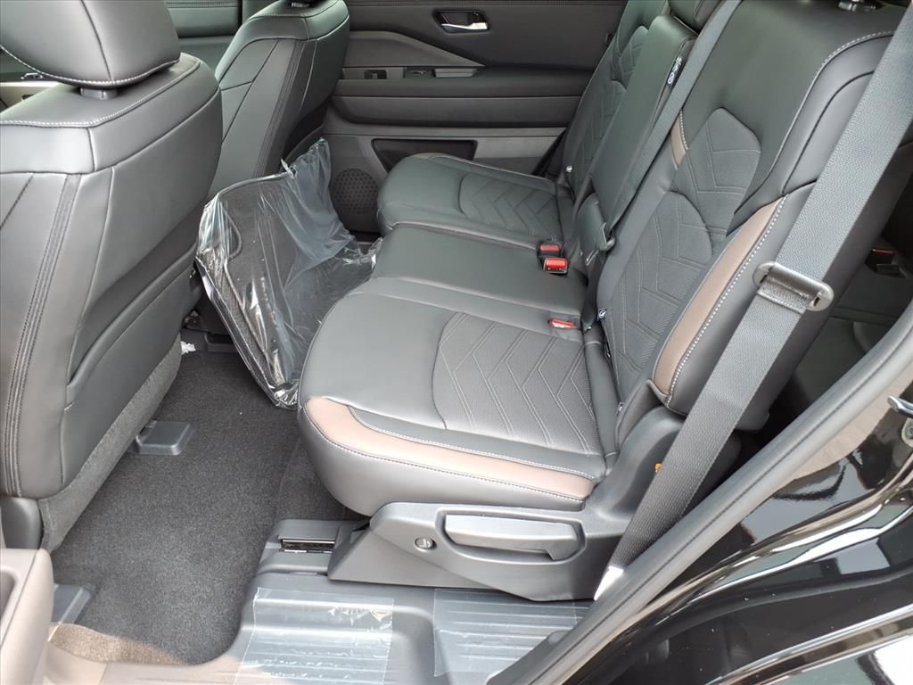 2025 Nissan Pathfinder Platinum photo 11