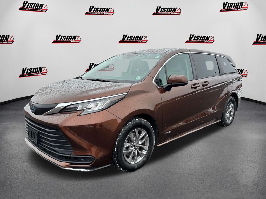 2021 Toyota Sienna LE's photo