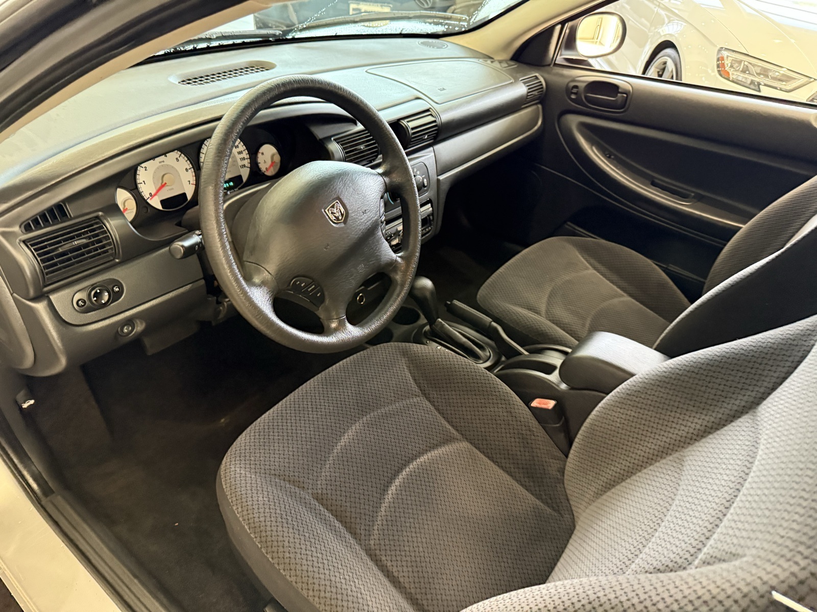 2005 Dodge Stratus SXT photo 21