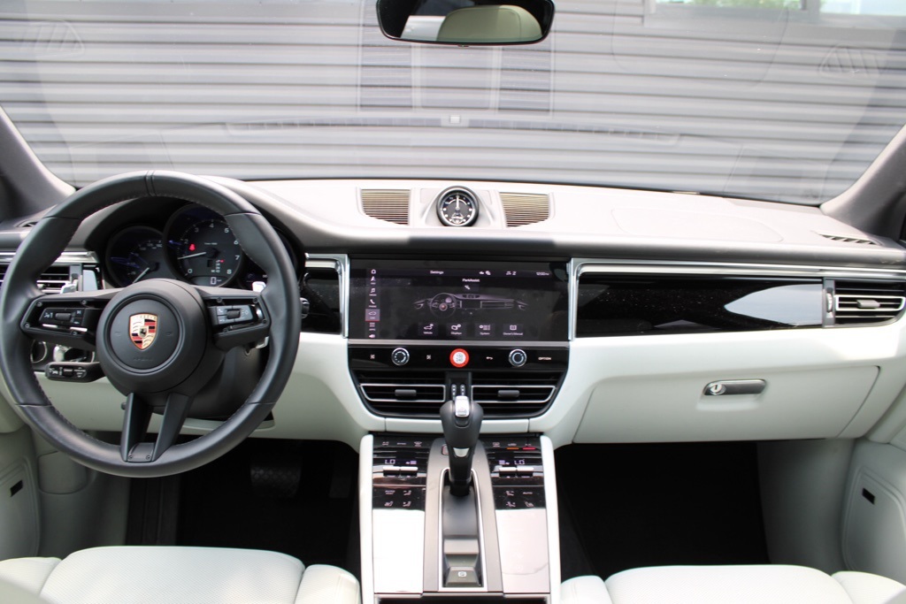 2025 Porsche Macan T photo 26