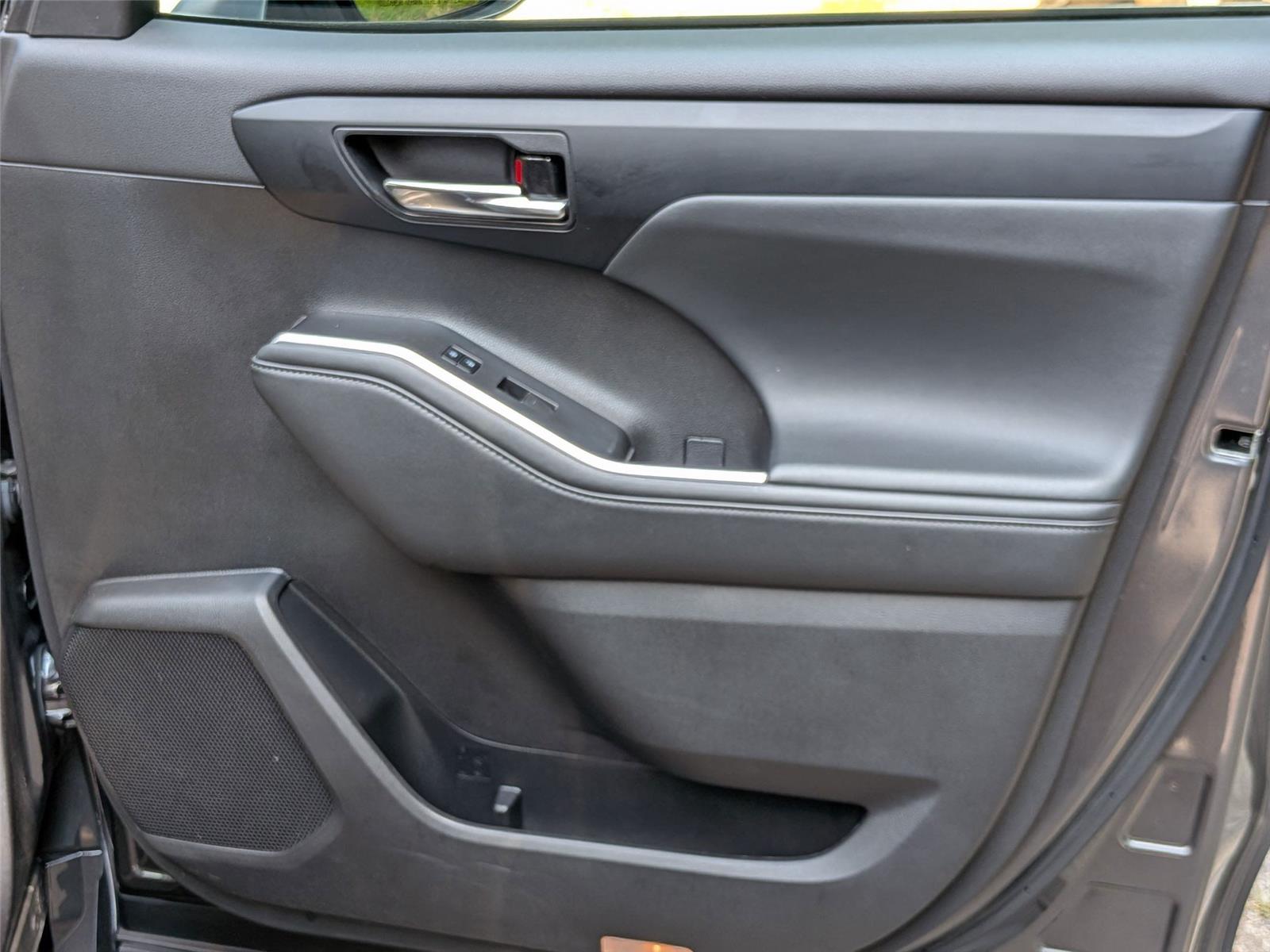 2022 Toyota Highlander XLE photo 32
