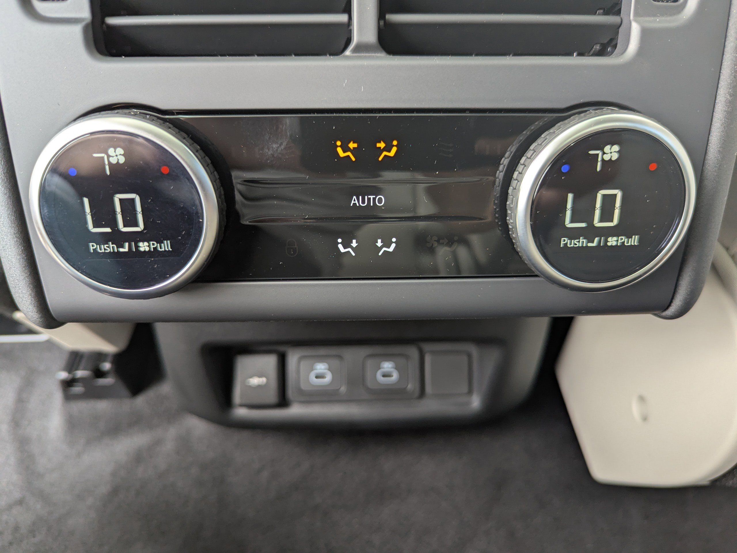 2025 Land Rover Discovery S photo 17