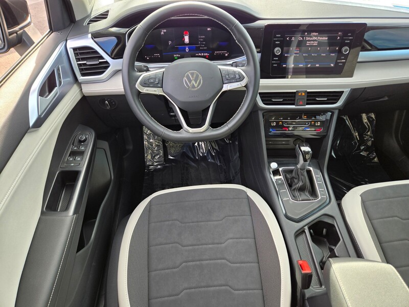 2025 Volkswagen Taos SE photo 4