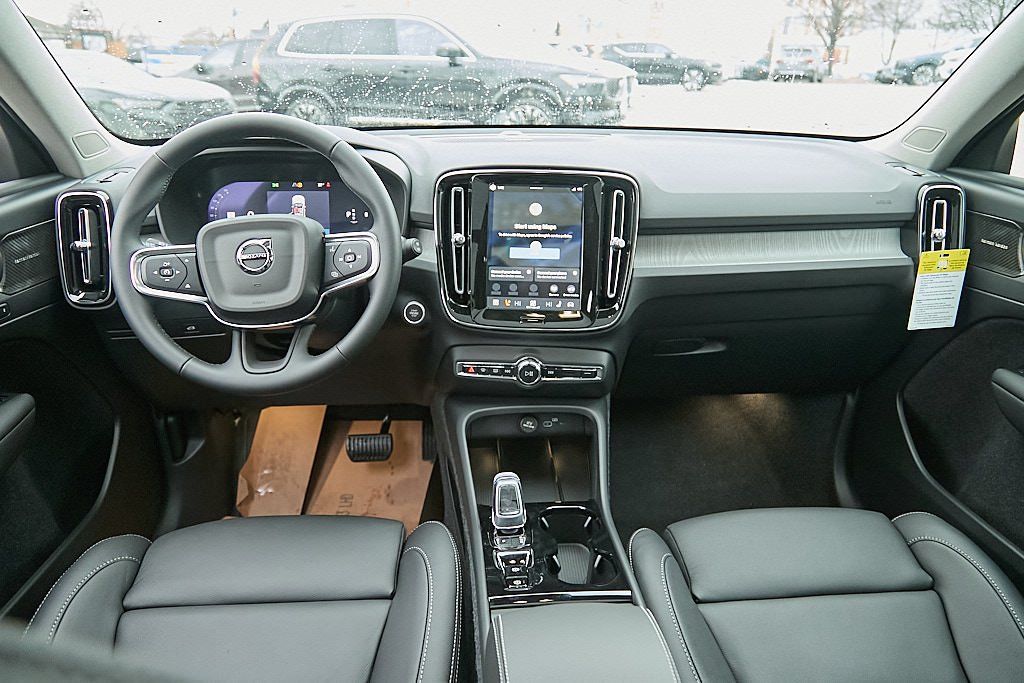 2026 VOLVO XC40 - Image 23