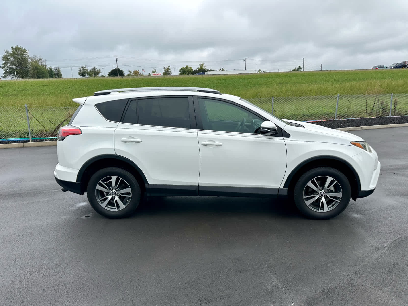 2017 Toyota RAV4 XLE photo 4