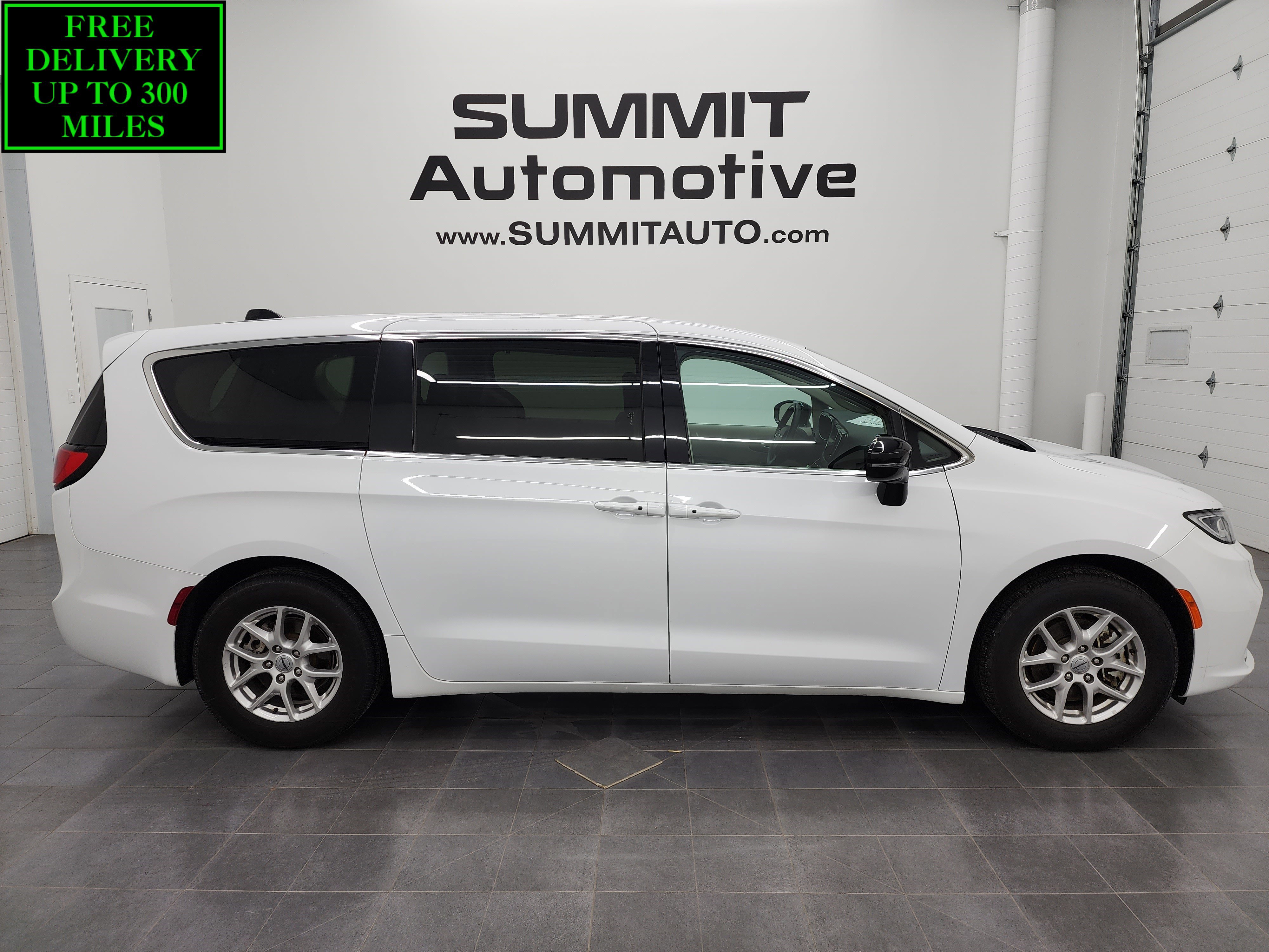 2024 Chrysler Pacifica Touring L's photo