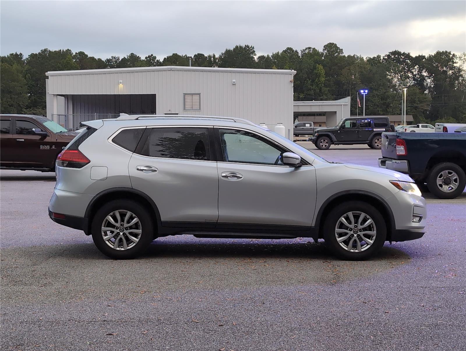 2017 Nissan Rogue SV photo 4