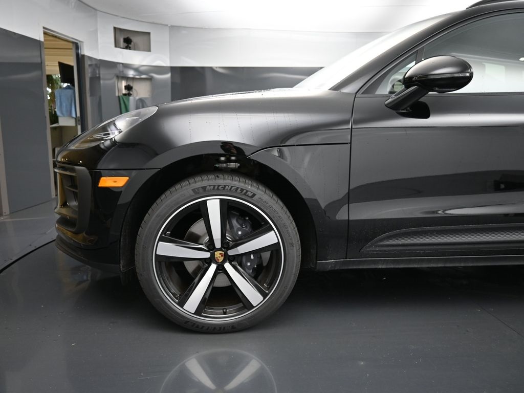 2026 Porsche Macan T photo 18