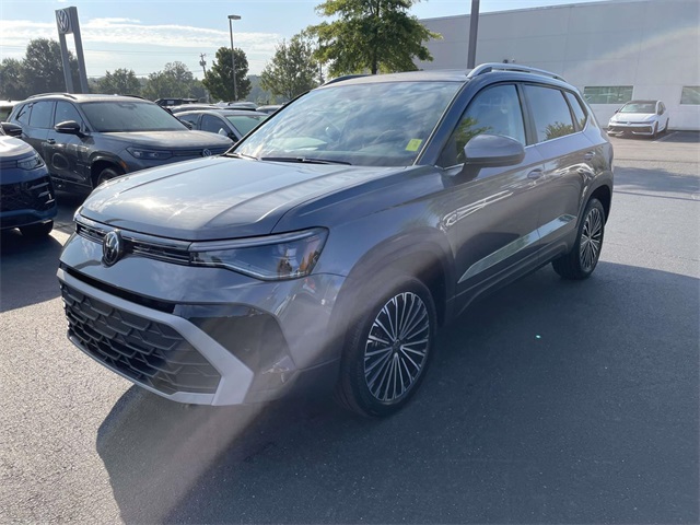 2025 Volkswagen Taos SE photo 3