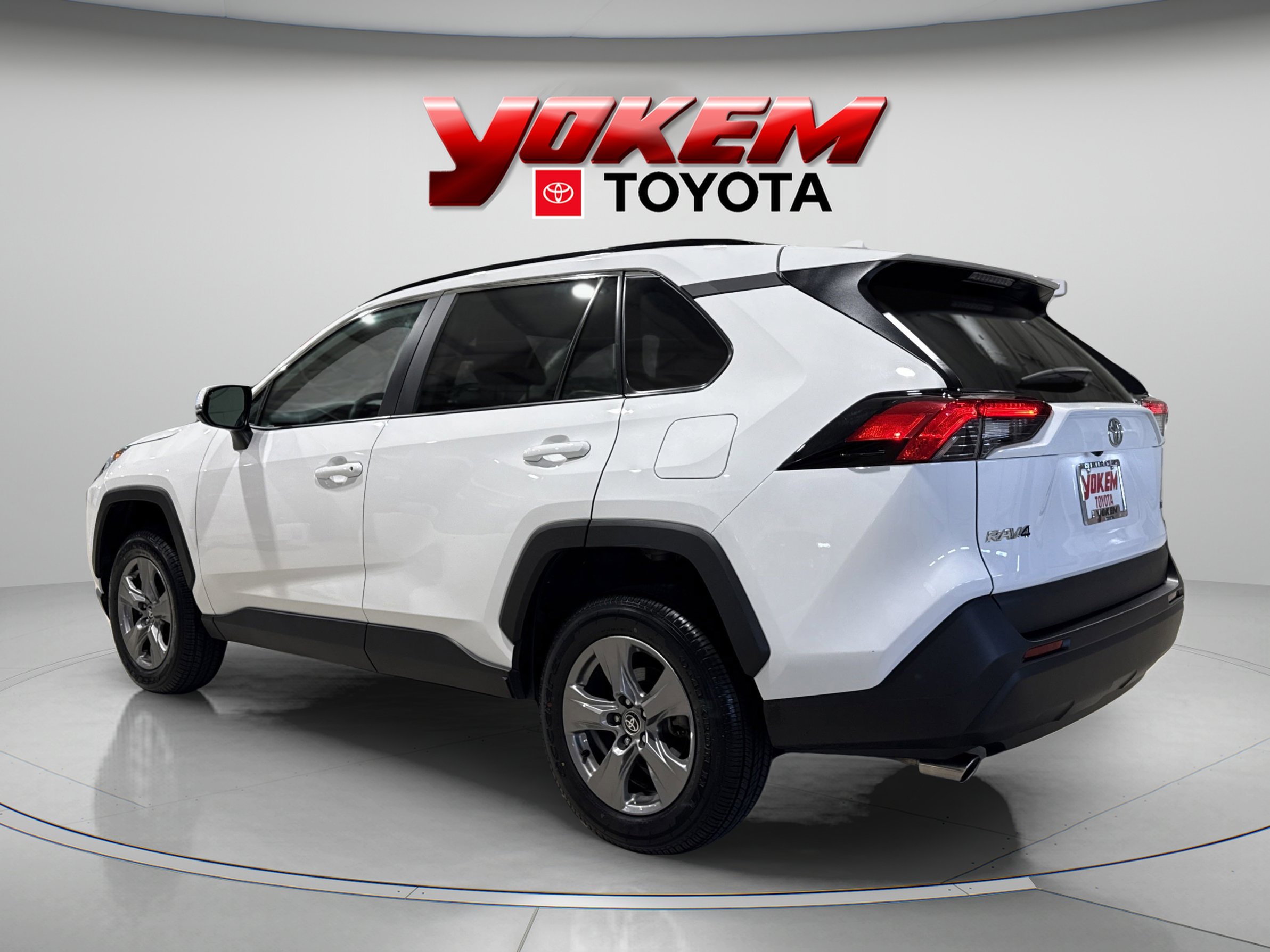 2024 Toyota RAV4 XLE photo 3