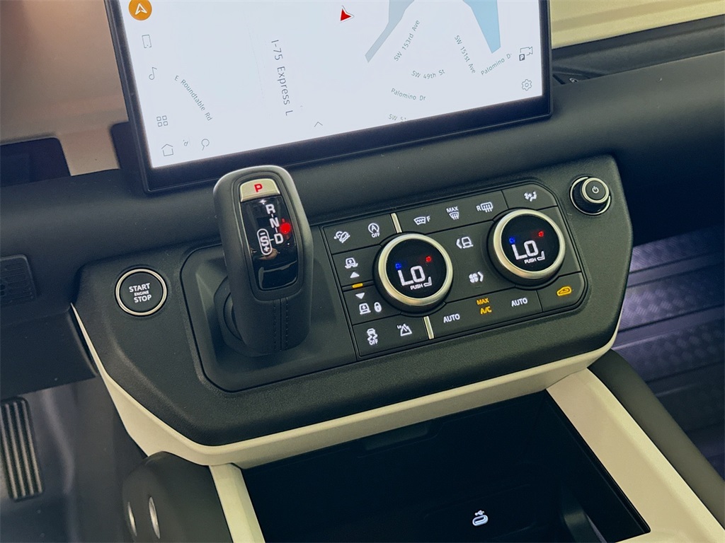 2025 Land Rover Defender 110 X-Dynamic SE photo 7