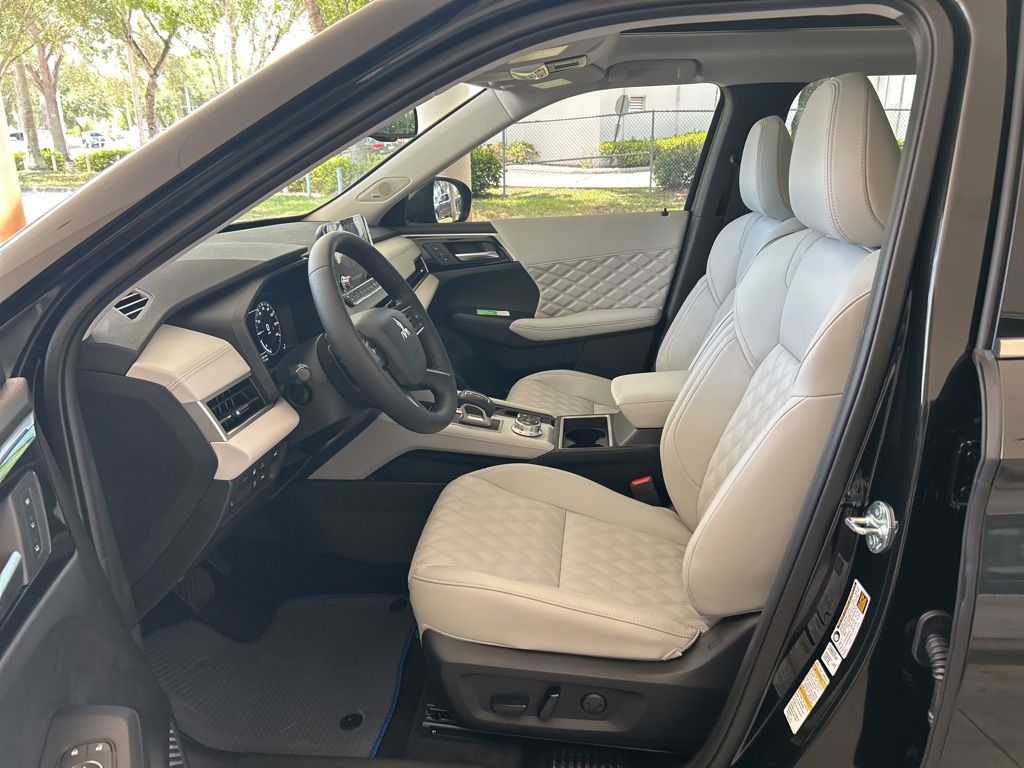 2025 Mitsubishi Outlander PHEV SEL Platinum photo 7