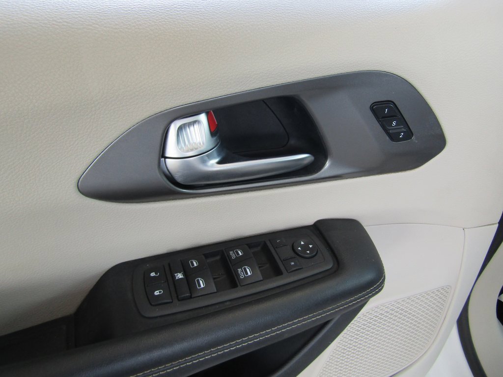 2022 Chrysler Pacifica Touring L photo 18