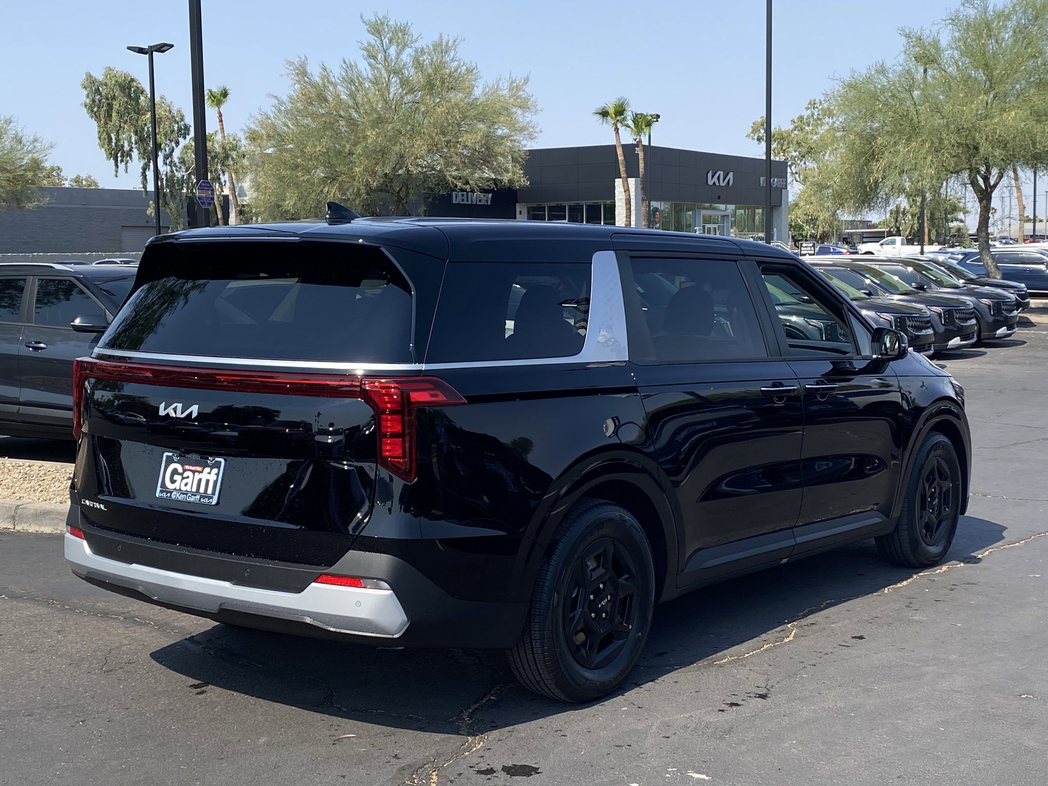 2026 Kia Carnival LXS photo 3