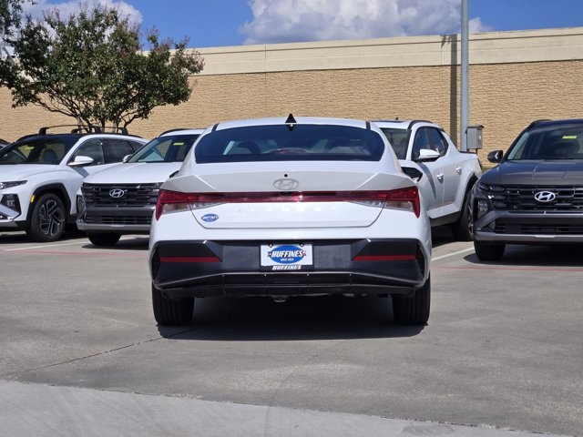 2024 Hyundai Elantra SEL Convenience photo 5