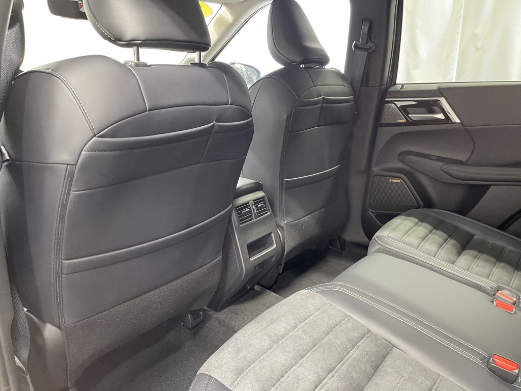 2025 Mitsubishi Outlander SE photo 24