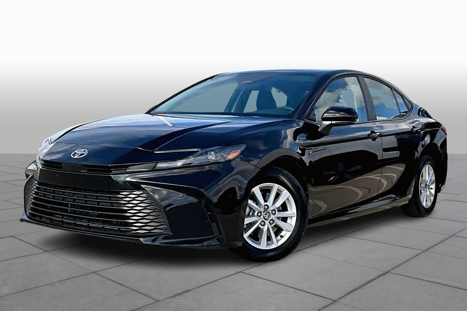 2025 Toyota Camry LE's photo