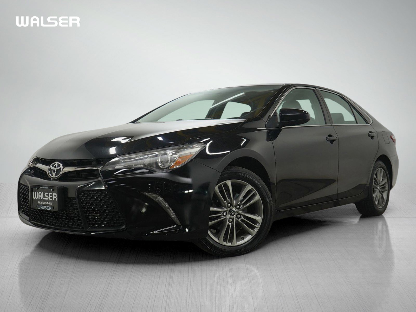 2015 Toyota Camry SE's photo