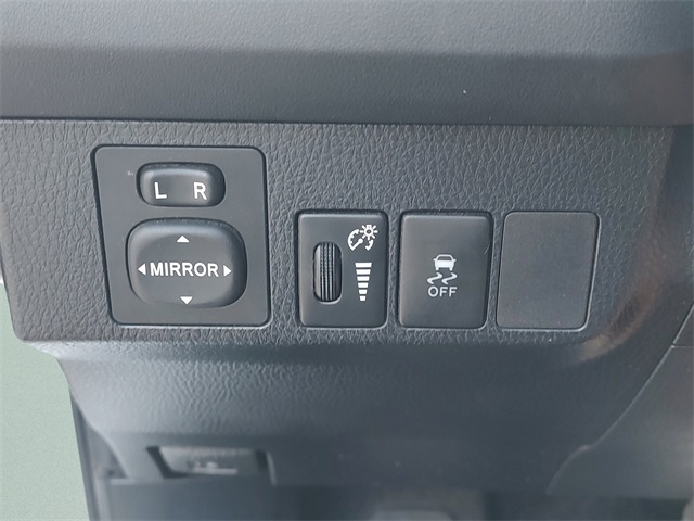 2014 Toyota RAV4 LE photo 22