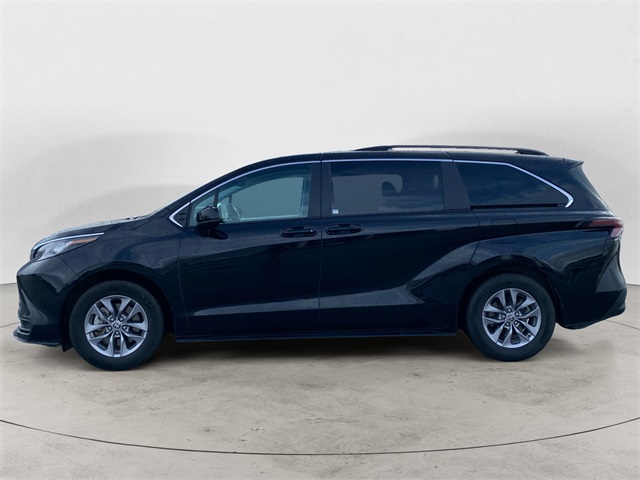 2023 Toyota Sienna LE photo 2