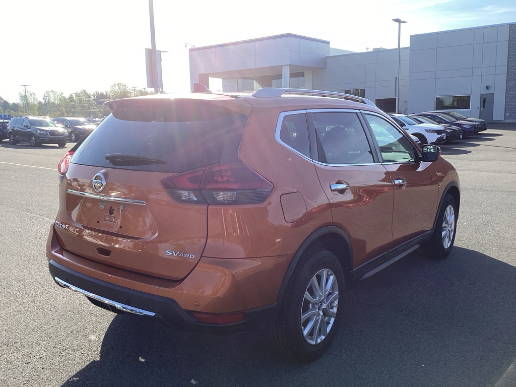 2019 Nissan Rogue SV photo 9