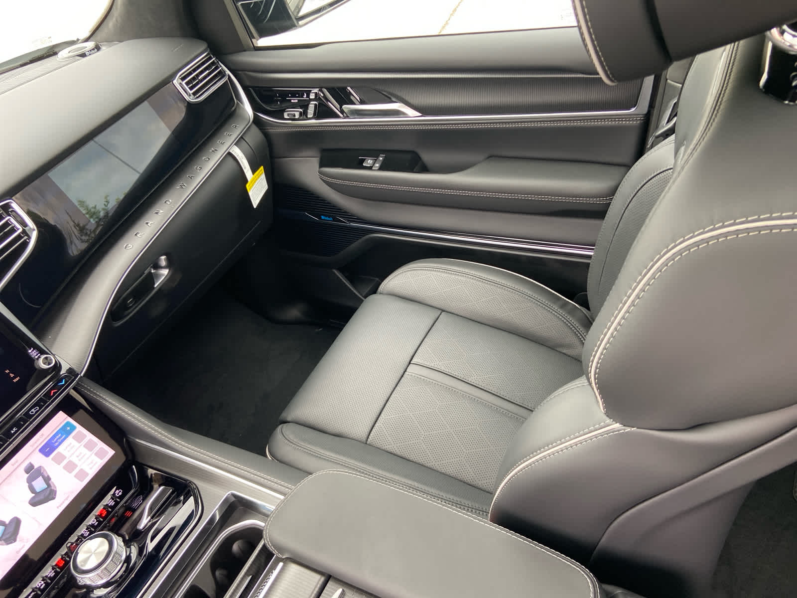 2025 Jeep Grand Wagoneer L II Obsidian photo 16