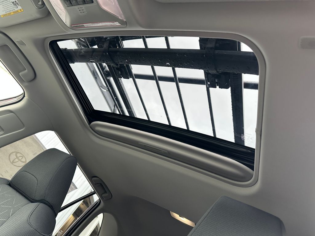2025 Toyota RAV4 Hybrid XLE photo 17