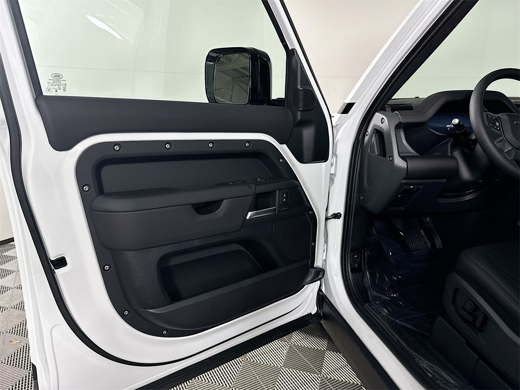2025 Land Rover Defender 110 S photo 22