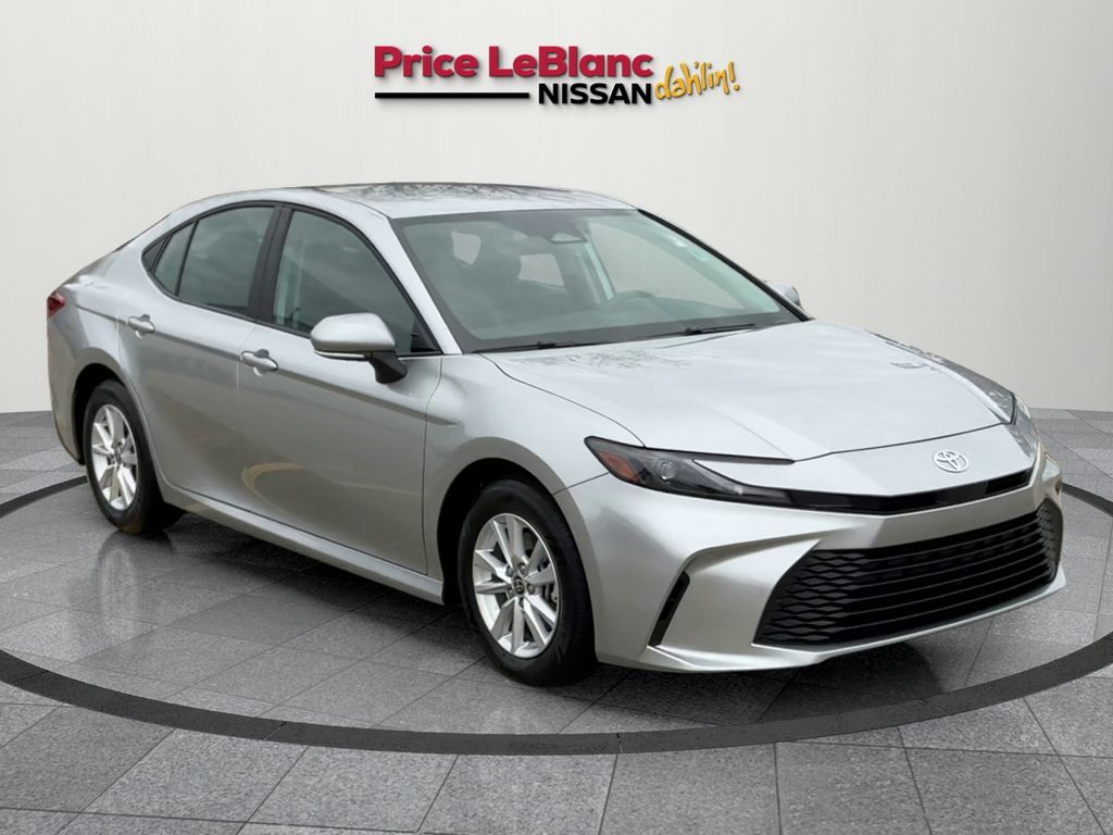 2025 Toyota Camry LE's photo