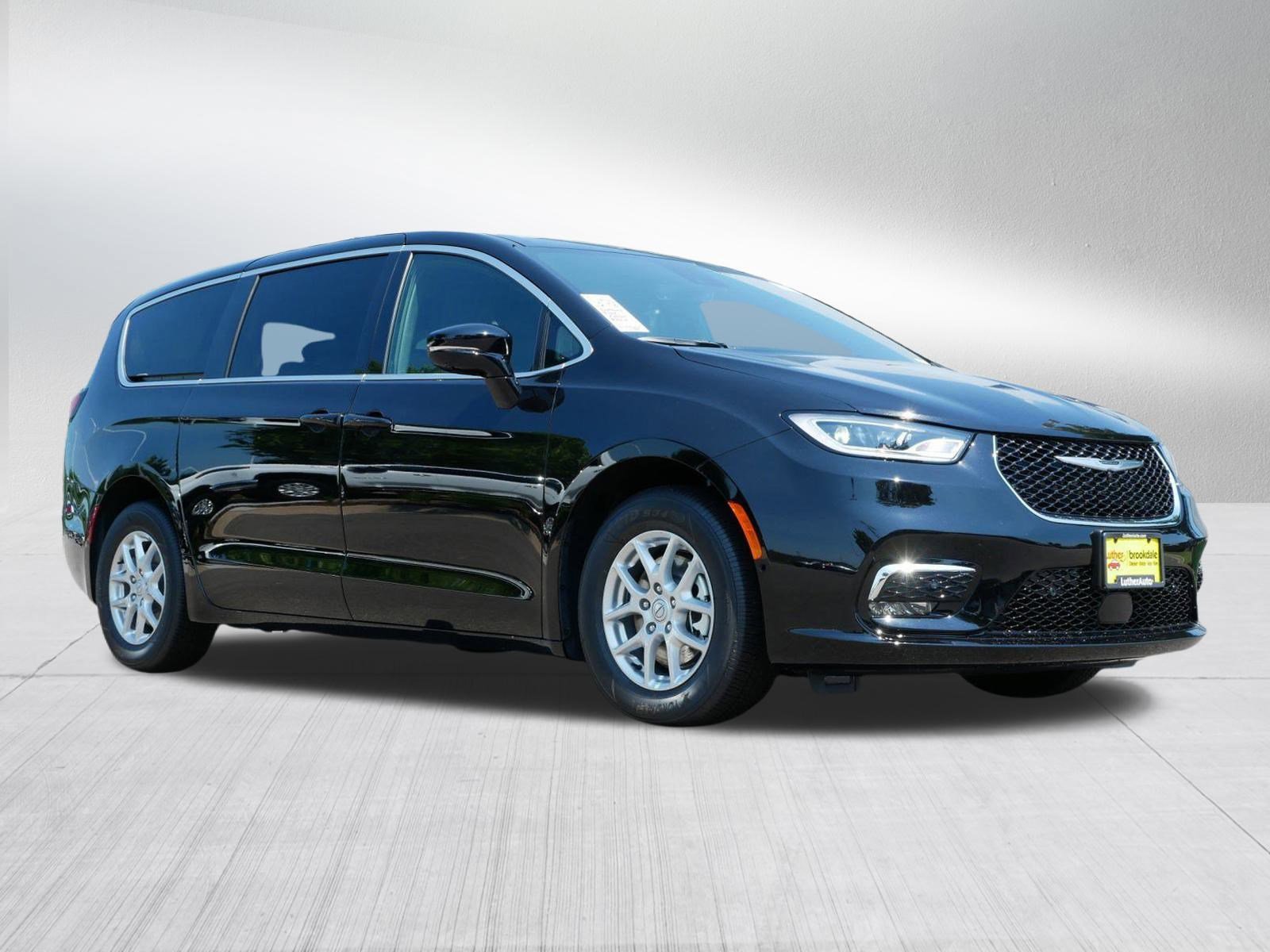 2025 Chrysler Pacifica photo 2