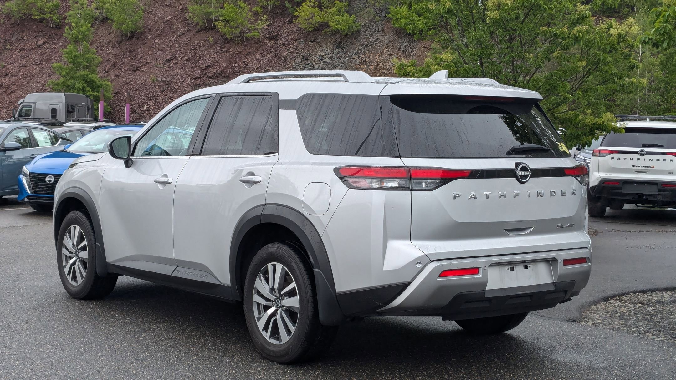 2024 Nissan Pathfinder SL photo 3