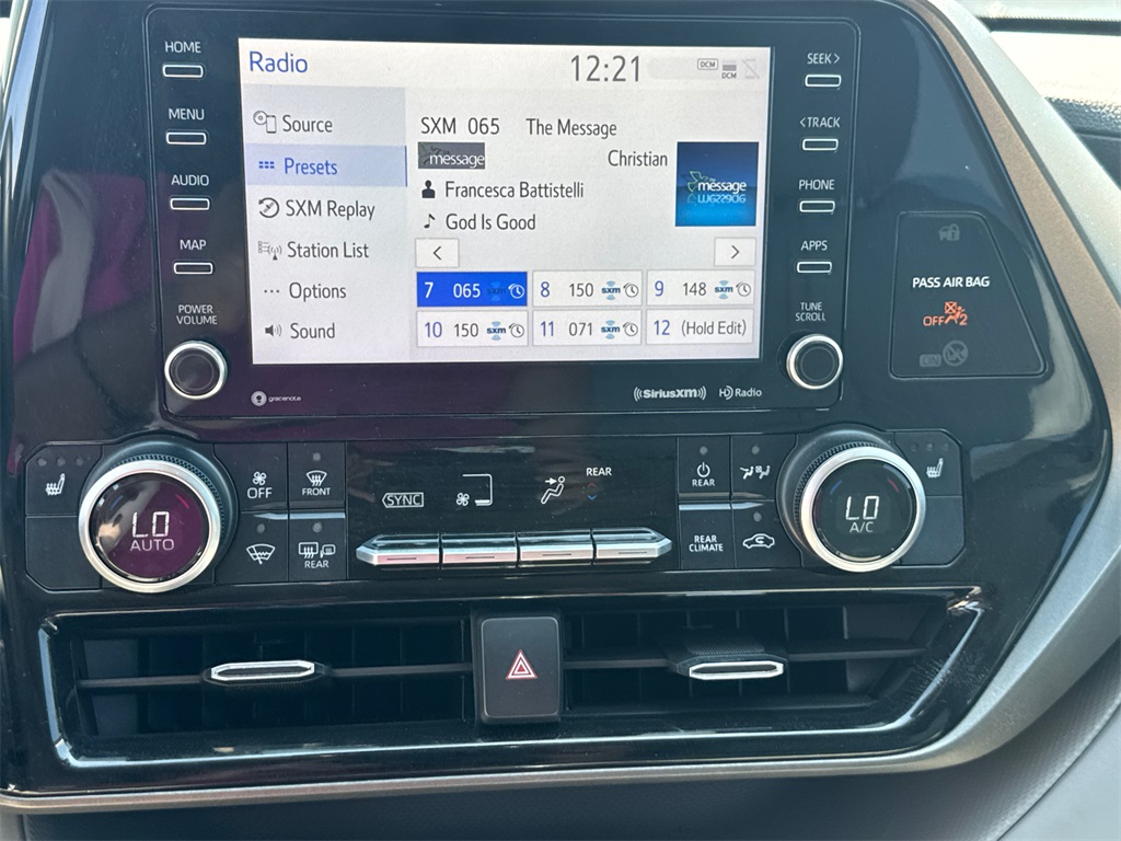 2021 Toyota Highlander XLE photo 25