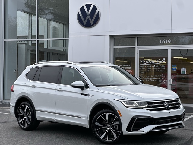 2024 Volkswagen Tiguan SEL R-LINE's photo