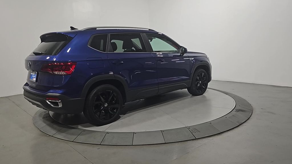 2024 Volkswagen Taos SE photo 2