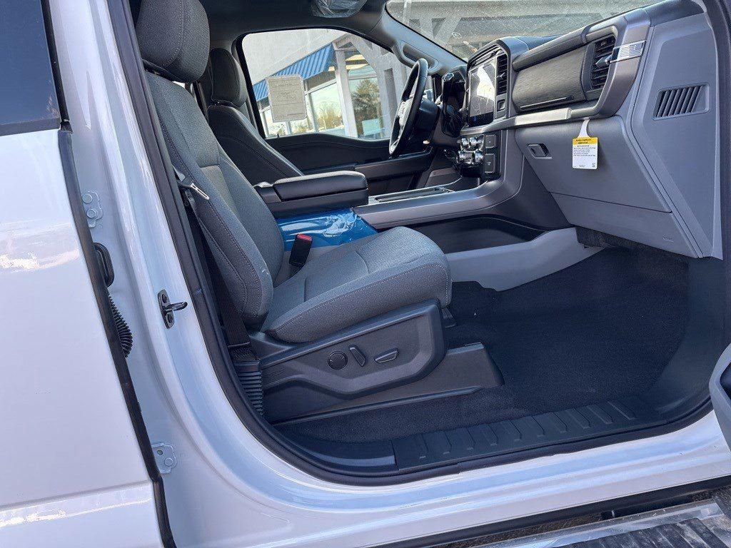 2025 Ford F-150 XLT photo 13