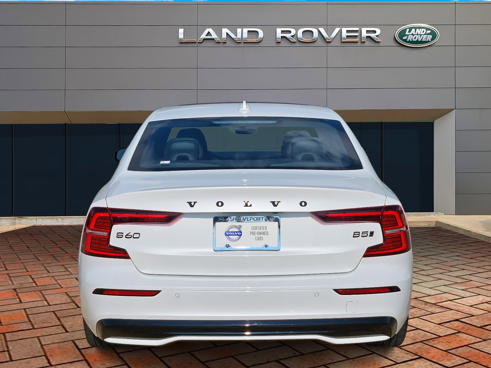 2024 Volvo S60 B5 AWD Plus Black Edition photo 5