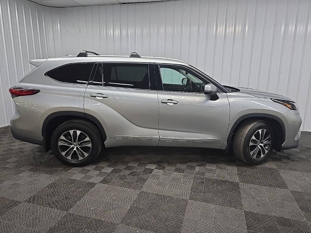 2022 Toyota Highlander XLE photo 2