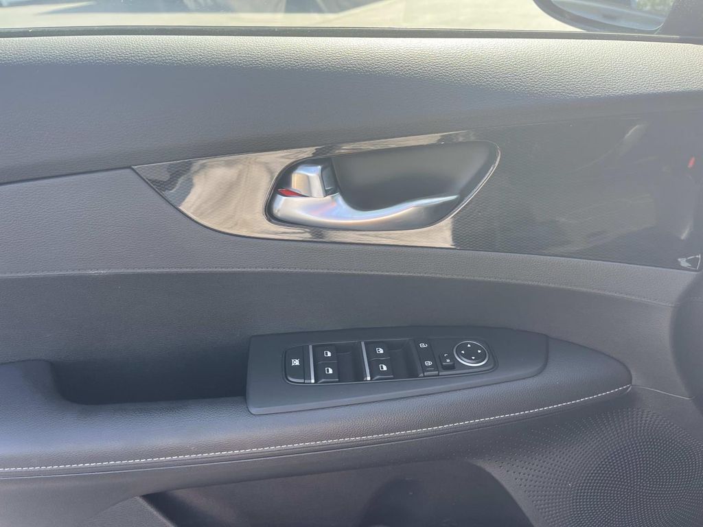 2022 Kia Forte GT-Line photo 12