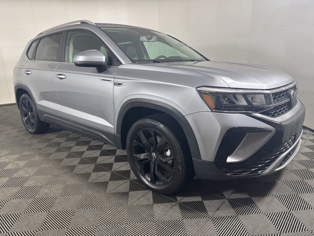 2022 Volkswagen Taos SE's photo