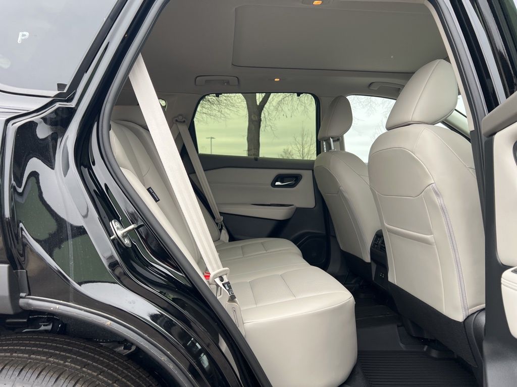 2025 Nissan Rogue SV photo 16