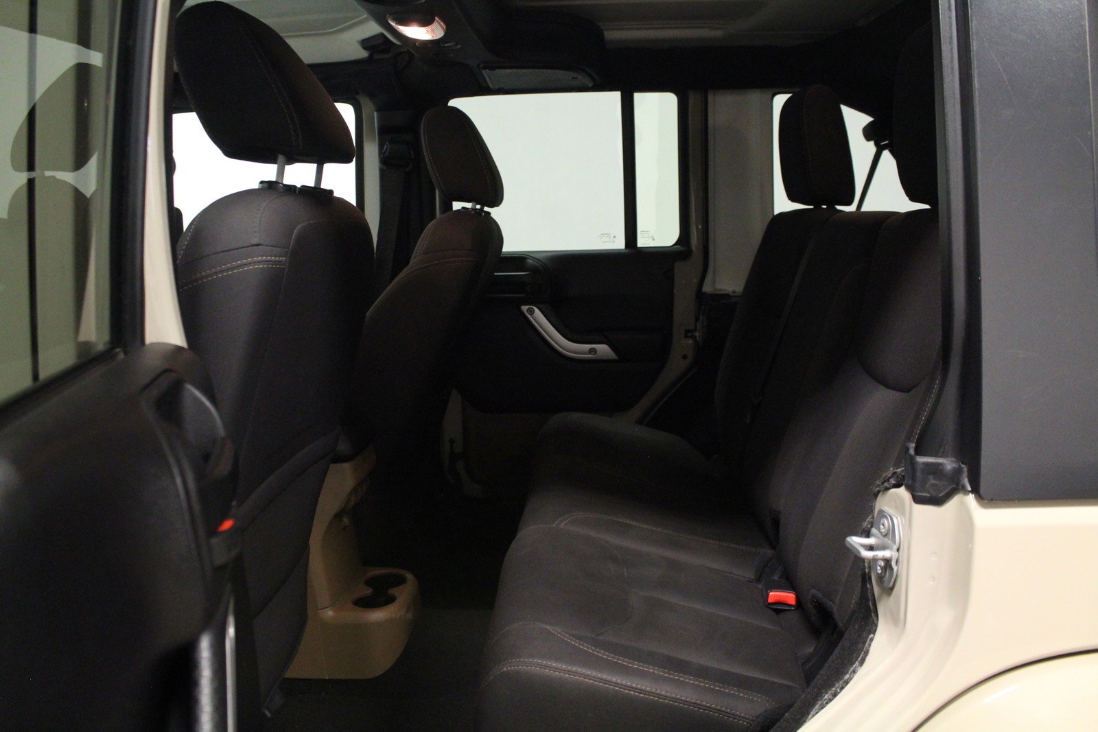 2016 Jeep Wrangler Unlimited Sahara photo 11