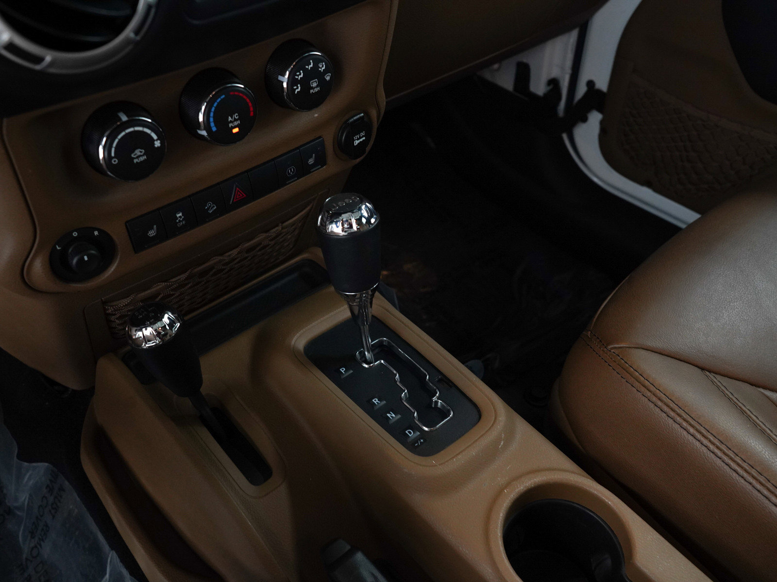 2014 Jeep Wrangler Unlimited Sahara photo 24