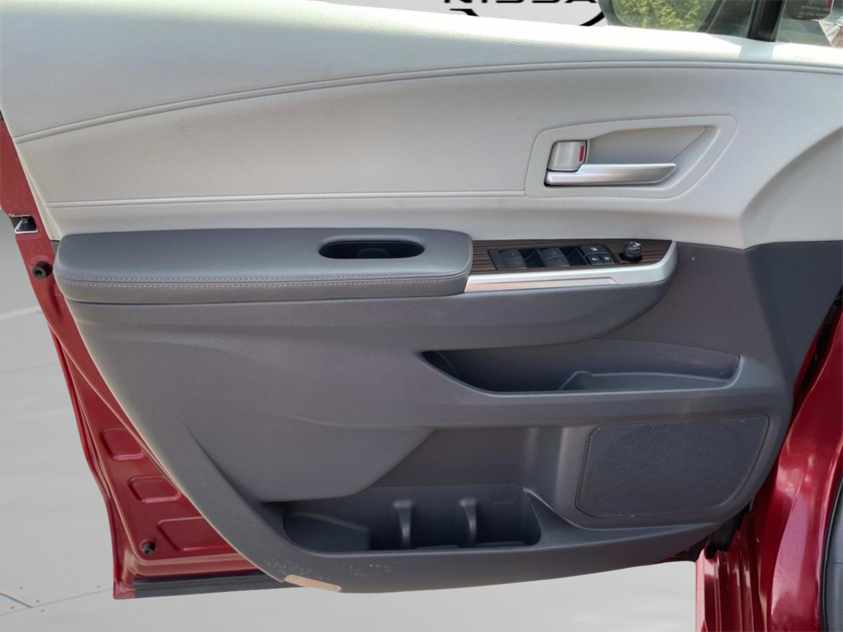 2021 Toyota Sienna XLE photo 11
