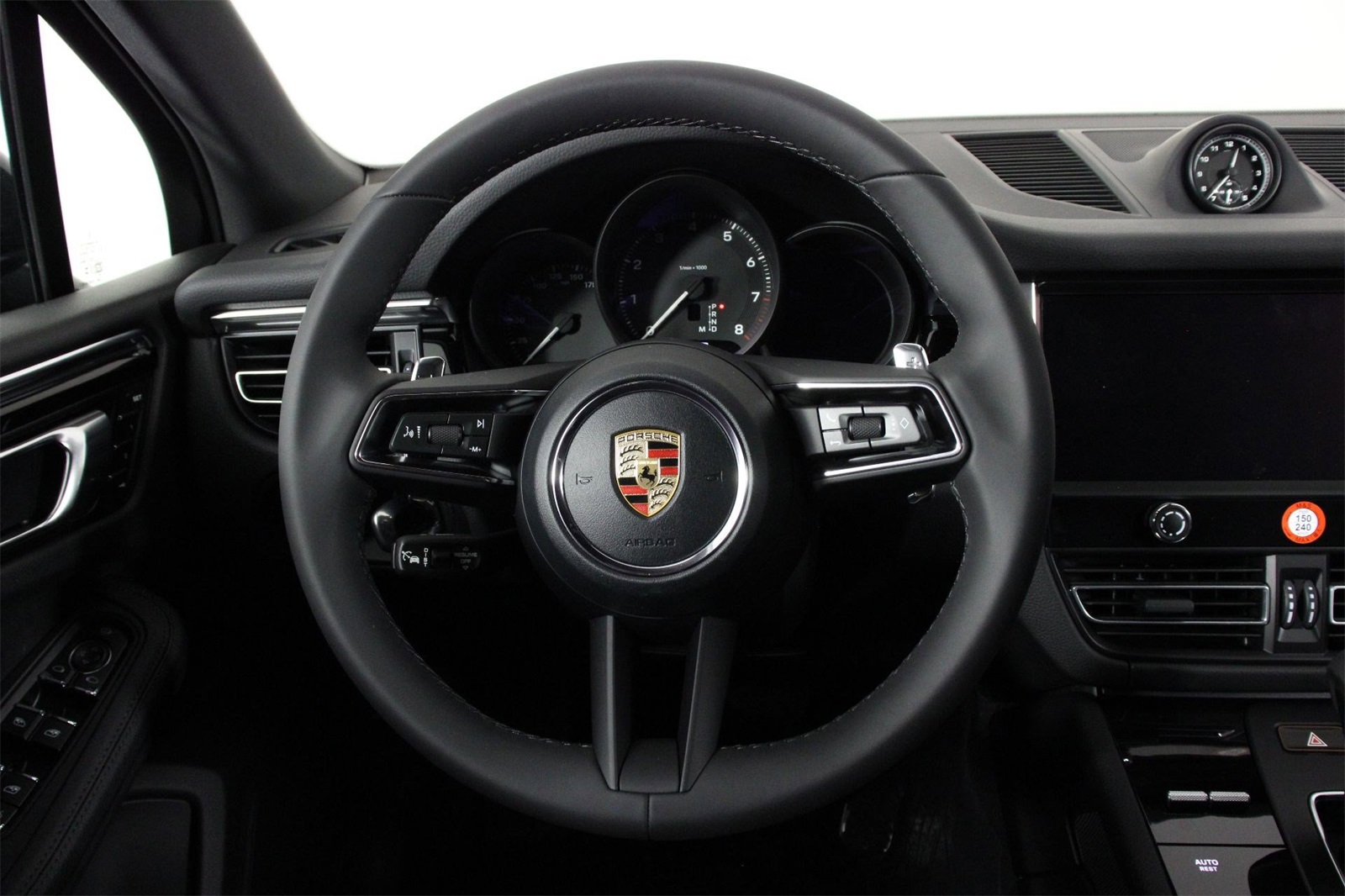 2026 Porsche Macan T photo 12