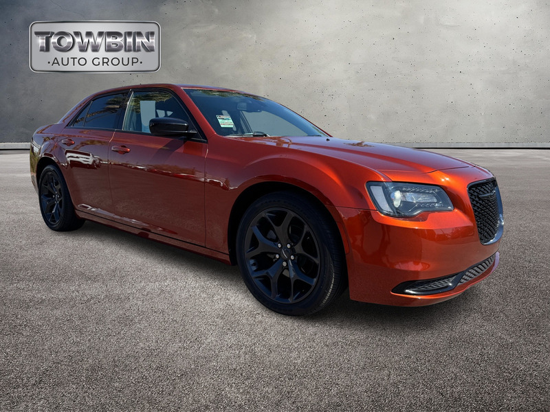 2021 Chrysler 300 Touring photo 2